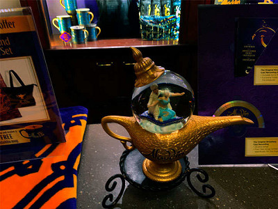 Snow globe shaped like the magic lamp