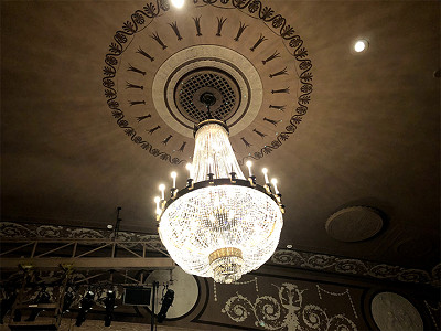 Ceiling and chandelier in the Adam style