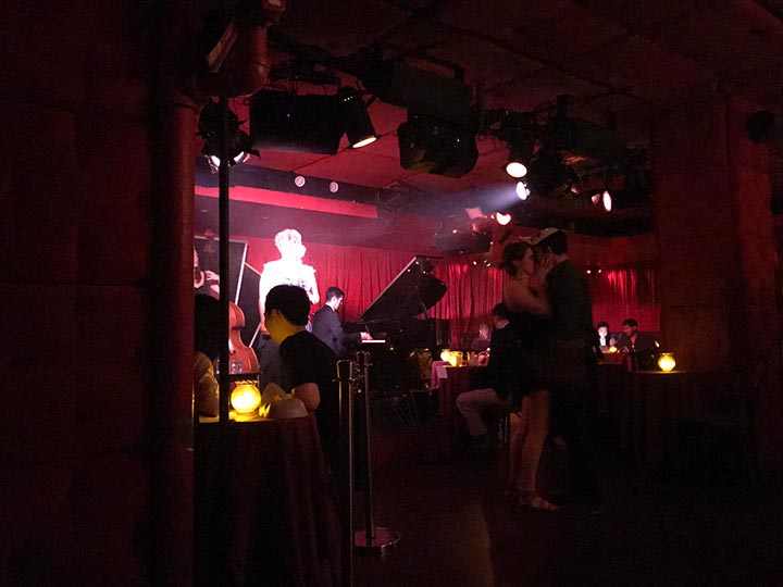 Live music sets the mood in the lounge