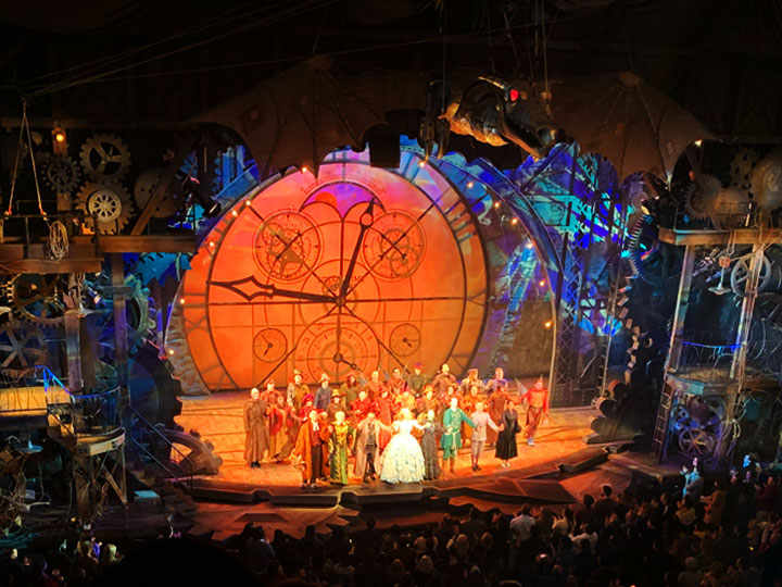 Curtain call of Wicked on Broadway