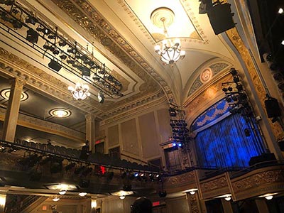 Stage lighting illuminates the auditorium thanks to the theatre’s moderate height
