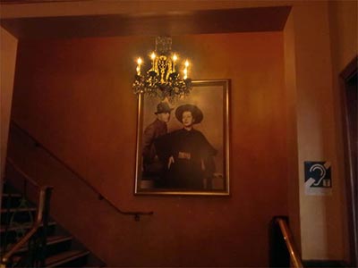 Photos of Alfred Lunt and Lynn Fontanne displayed inside the theatre