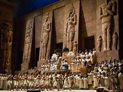 Advanced stage technology at the Metropolitan Opera (Aida)