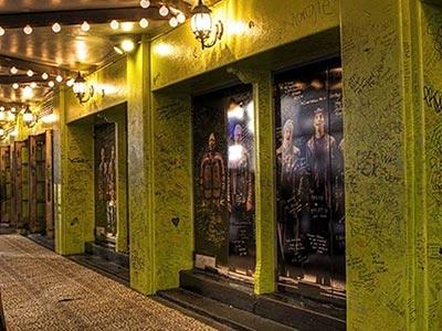 Once the public was allowed to write messages near the entrance, fans covered the wall with tributes to the show