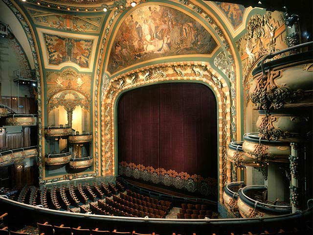 Even the box seats that were cut off with a chainsaw have been completely restored to their original beauty. Today's New Amsterdam Theatre