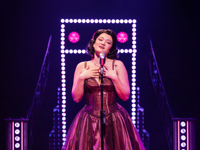 Live music and powerful vocals in the Broadway musical Just in Time